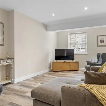 Pass The Keys Newly Renovated 2 Bedroom Town Centre *