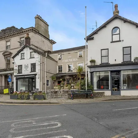 Pass The Keys Newly Renovated 2 Bedroom Town Centre