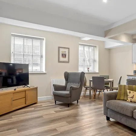 Pass The Keys Newly Renovated 2 Bedroom Town Centre * 阿尔弗斯顿