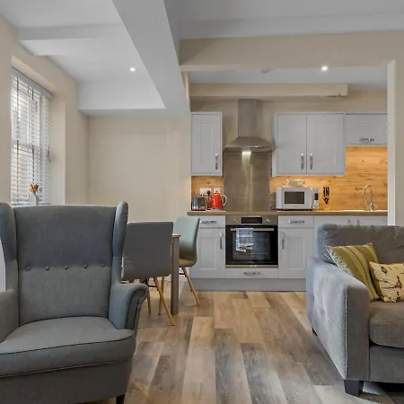 Pass The Keys Newly Renovated 2 Bedroom Town Centre *