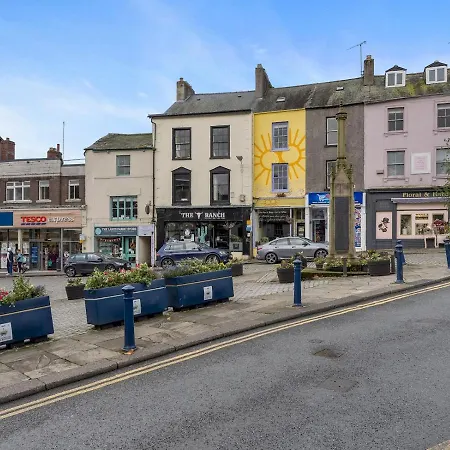 Pass The Keys Newly Renovated 2 Bedroom Town Centre