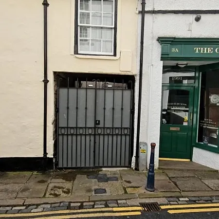 Pass The Keys Newly Renovated 2 Bedroom Town Centre Apartmán